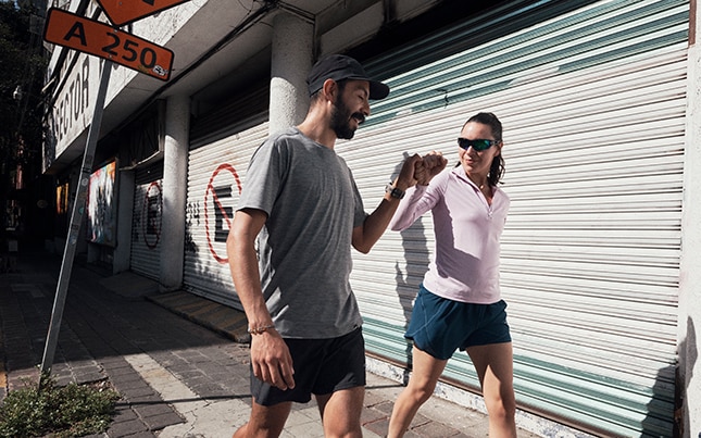 Twee stadswandelaars dragen de Glycerin StealthFit 21s